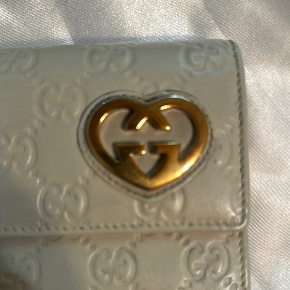 Gucci Guccissima Cream Leather Wallet with Gold GG Accent - Picture 2 of 10
